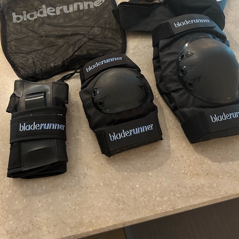 Rollerblade pad set.  Bladerunner Protective Gear Set in Black